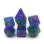 Polydice Marsh Treck - Resin - 7 stuks - Inclusief dice bag - Groen/ Blauw