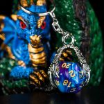 DnD Night Dragon Amulet Sleutelhanger D20 - Acryl - Paars - Goud