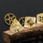 Lapi Toys - DnD dice set Golden Gear - 7 stuks - Resin - Inclusief bewaarzak - Transparant - Goud