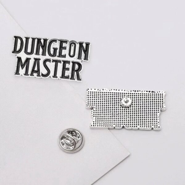 Dungeon Master Pin - Metaal - Zilverkleurig - Zwart