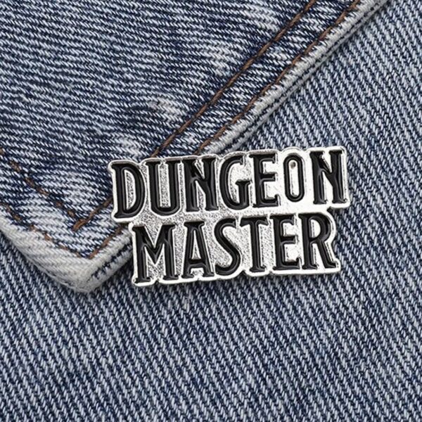 Dungeon Master Pin - Metaal - Zilverkleurig - Zwart