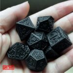 Polydice Ornate Onyx - Acryl - 7 stuks - Inclusief dice bag - Zwart