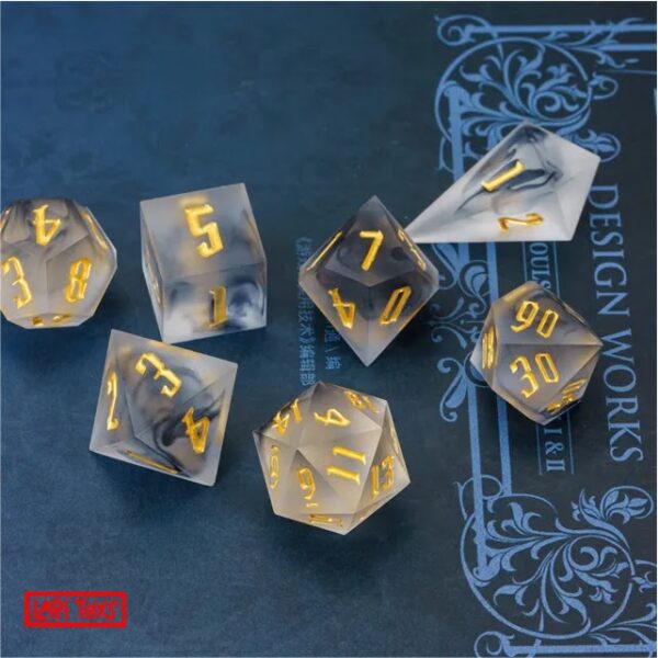 Polydice Smokey Insence Sharp Edge - Resin - 7 stuks - Inclusief dice bag - Transparant/ Zwart